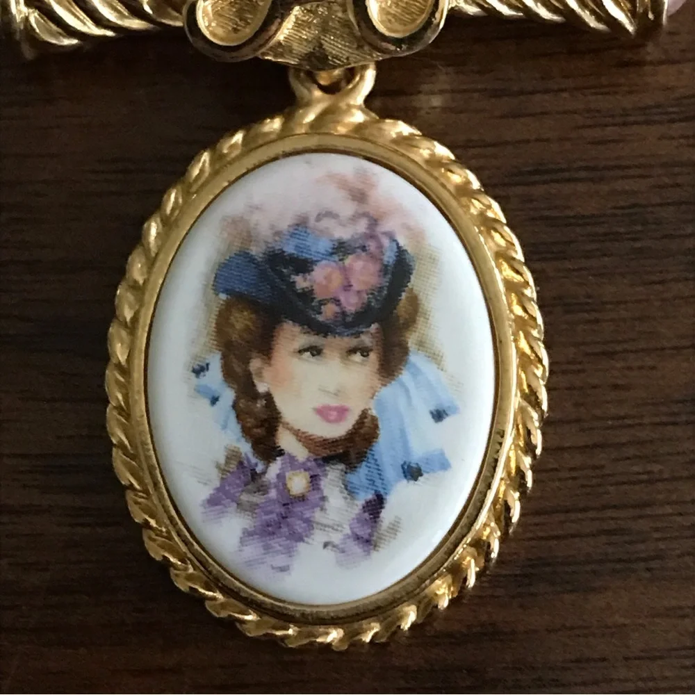 Avon 90s Victorian Style Dangle Brooch Presidents Club